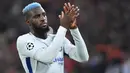 5. Tiemoue Bakayoko – Calciomercato menyebut jika pelatih baru Chelsea, Maurizio Sarri ingin melepas gelandang Prancis ini ke AC Milan. Pelatih asal Italia itu tidak cocok dengan permainan sang pemain. (AFP/Alberto Pizzoli)