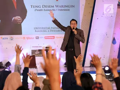 Motivator, Tung Desem Waringin saat memberikan motivasikepada peserta EGTC 2018 Bandung di Graha Sanusi Hardjadinata, Universitas Padjajdaran, Bandung, Kamis (6/12).Tung Desem Waringin memberi motivasi percaya diri. (Liputan6.com/Helmi Fithriansyah)