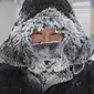 Seorang pria menatap fotografer yang sedang berjalan di jalan saat suhu turun hingga sekitar -50 derajat (-58 derajat Fahrenheit) di Yakutsk, Rusia pada Rusia, Sabtu (16/1/2021).  Yakutsk atau Yakutia tersohor sebagai kota terdingin di dunia. (AP Photo/Ajar Warlamov)