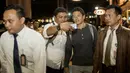 Dengan penuh keramahan Rio Haryanto melayani permintaan warga untuk melakukan foto bareng. (Bola.com/Vitalis Yogi Trisna)