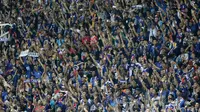 Aremania saat mendukung Singo Edan pada laga final Piala Presiden 2017 di Stadion Pakansari, (12/3/2017). Arema keluar sebagai juara setelah menang 5-1. (Bola.com/Nicklas Hanoatubun)