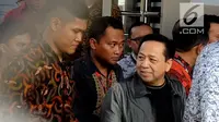 Terpidana kasus korupsi proyek KTP elektronik (E-KTP), Setya Novanto berjalan menuju mobil tahanan dari Rutan KPK, Jakarta, Jumat (4/5). Setya Novanto tampak berpakaian kasual dengan mengenakan T-shirt dan jeans biru. (Merdeka.com/Dwi Narwoko)