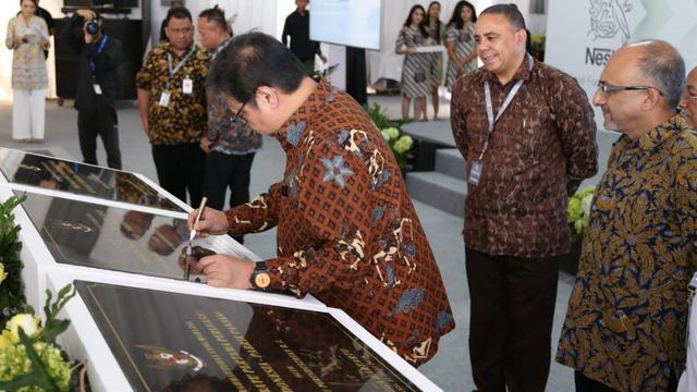 Menteri Perindustrian Airlangga Hartarto memberikan pidato saat seremoni Peletakan Batu Pertama dari Perluasan Pabrik Nestlé di Indonesia di Karawang, Jawa Barat pada Rabu (31/07/2019).