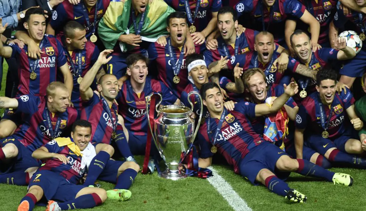 Para pemain Barcelona merayakan kemenangan mereka di laga final Liga Champions 2014-2015 di Olympiastadion, Berlin, Minggu (7/6/2015). Barcelona kandaskan Juventus dengan skor 3-1. (AFP Photo/Lluis Gene)