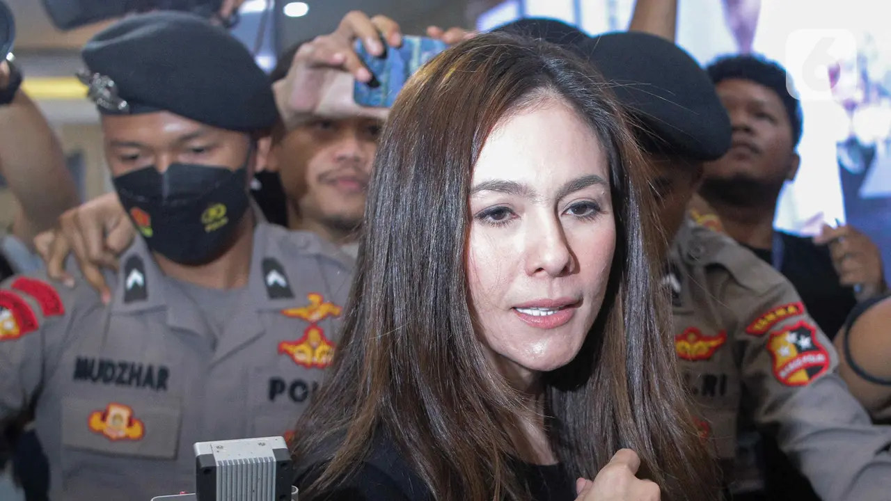 Pada Kamis 14 September 2023, artis Wulan Guritno akhirnya memenuhi panggilan penyidik Bareskrim Polri terkait pemeriksaan sebagai saksi atas kasus dugaan promosi judi online.
