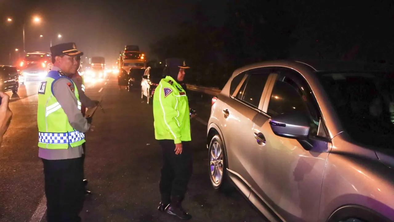 Ratusan Ribu Mobil Padati Tol Cipali, Polisi Tertibkan Kendaraan Berhenti di Bahu Jalan