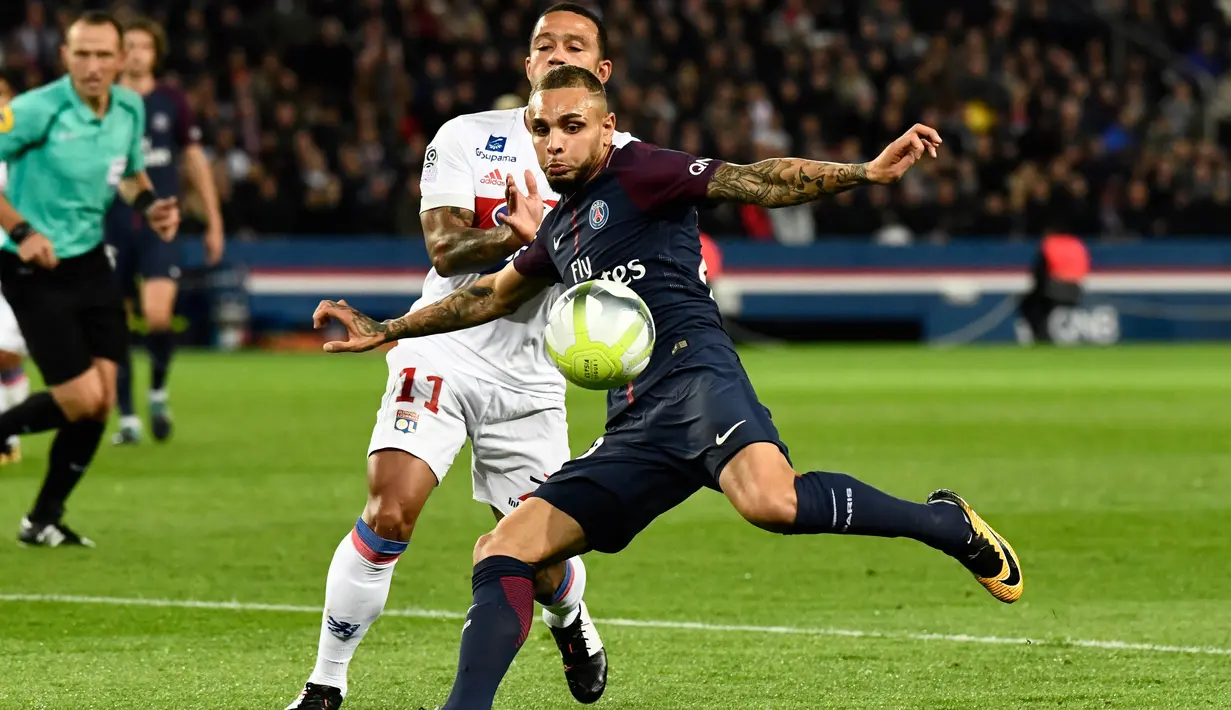 Pemain Lyon, Memphis Depay (kiri) membayangi pergerakan pemain PSG, Layvin Kurzawa  pada lanjutan Ligue 1 Prancis di Parc des Princes stadium, Paris, (17/9/2017). PSG menang 2-0. (AFP/Christhope Simon)