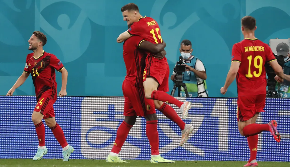 Masuknya Thomas Meunier (tengah), malah berhasil menggandakan keunggulan Belgia di menit ke-34. Meunier sukses menyelesaikan bola rebound hasil umpan potong Thorgan Hazard yang di halau oleh Shunin. Keunggulan Belgia bertahan hingga babak pertama pertandingan usai. (Foto: AP/Pool/Anatoly Maltsev)
