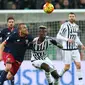 Pemain Juventus, Paul Pogba (kanan), berebut bola dengan pemain Genoa, Cristian Ansaldi, dalam lanjutan Serie A Italia di Stadion Juventus, Turin, Kamis (4/2/2016) dini hari WIB. (AFP/Marco Bertorello)