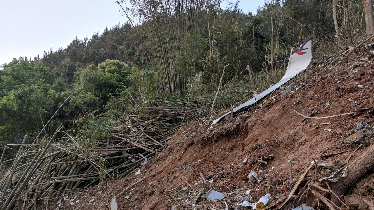 FOTO: Puing-Puing Pesawat China Eastern Airlines yang Jatuh di Pegunungan