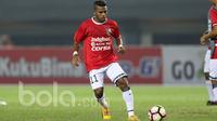 Pemain Bali United, Yabes Roni saat melawan Persija Jakarta pada laga Liga 1 2017 di Stadion Patriot, Bekasi, Minggu (21/5/2017). (Bola.com/Nicklas Hanoatubun)