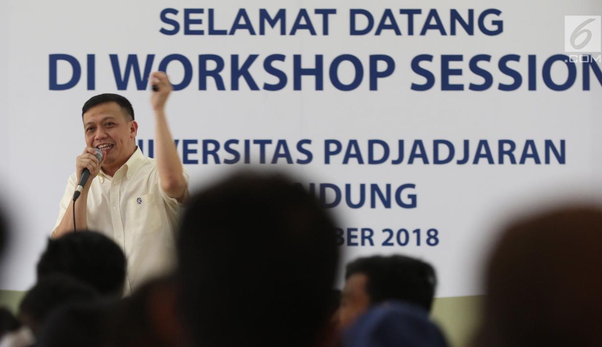 Uncu Putra dari Visual Indomedia Production Emtek Grup berbagi materi tentang dunia produksi visual kepada peserta Workshop Session Emtek Goes to Campus 2018 di Gedung 2 Universitas Padjajdaran, Bandung, Selasa (4/12). (Liputan6.com/Helmi Fithriansyah)