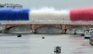 Pertunjukan kembang api berwarna bendera nasional Prancis di atas Pont d'Austerlitz saat upacara pembukaan Olimpiade Paris 2024, Prancis, 26 Juli 2024. (AFP/Damien Meyer)