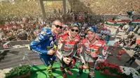 Jorge Lorenzo (tengah), Andrea Dovizioso (kanan), dan Valentino Rossi berfoto bersama setelah finis naik podium pada MotoGP Italia di Sirkuit Mugello, Minggu (3/6/2018). (Twitter/MotoGP)