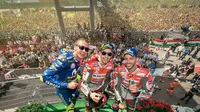 Jorge Lorenzo (tengah), Andrea Dovizioso (kanan), dan Valentino Rossi berfoto bersama setelah finis naik podium pada MotoGP Italia di Sirkuit Mugello, Minggu (3/6/2018). (Twitter/MotoGP)
