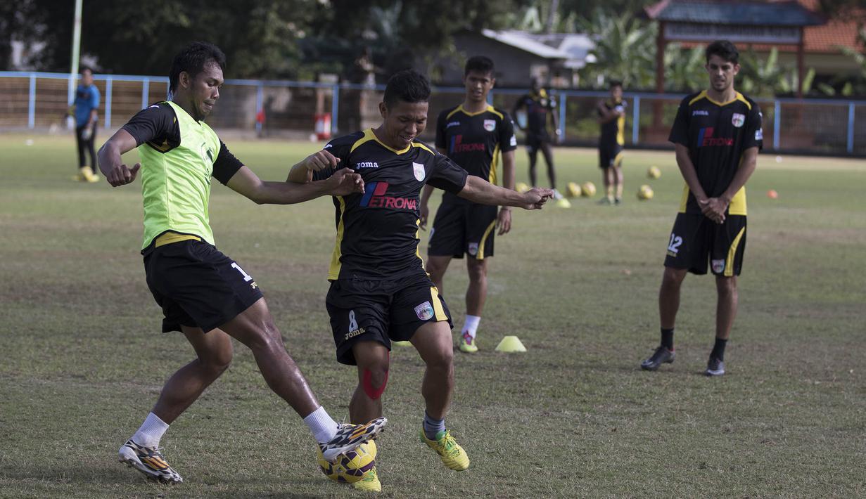Pemain Mitra Kukar, Eka Ramdani berebut bola dengan Saepulloh Maulana (kiri) saat latihan jelang laga Piala Presiden melawan Bali United di Lapangan Samudra Kuta, Bali, Selasa (9/1/2015). (Bola.com/Vitalis Yogi Trisna)