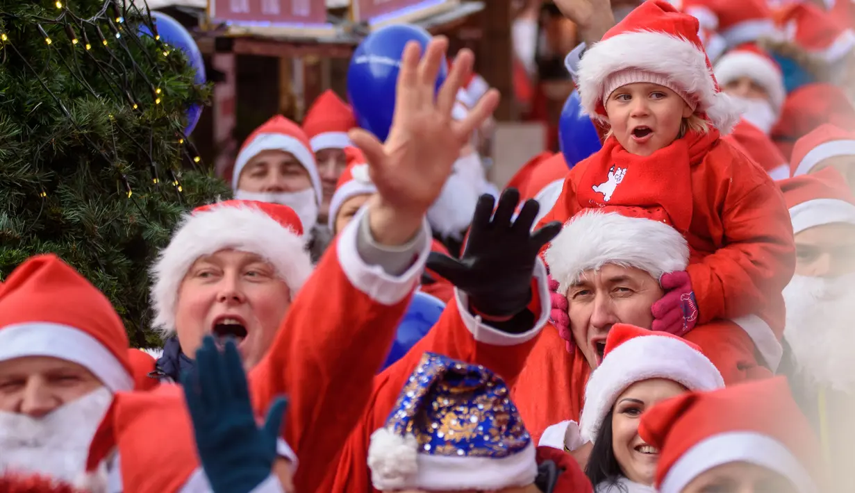 Peserta mengambil bagian dalam Santa's Fun Run di Riga, Latvia, Minggu (8/12/2019). Ini merupakan acara amal yang pesertanya bersenang-senang dengan berlari atau berjalan kaki sambil mengenakan kostum Sinterklas untuk mengumpulkan dana bagi anak-anak di rumah sakit Latvia. (Gints Ivuskans/AFP)
