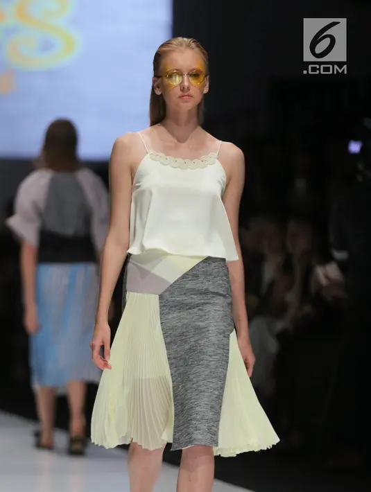 Model mengenakan pakaian rancangan Friederich Herman pada Jakarta Fashion Week 2018 di Senayan City, Jakarta, Senin (23/10). Dalam ajang fashion tersebut Friederich Herman mengangkat tema 'The Burst Of Personalities Within'. (Liputan6.com/Faizal Fanani)