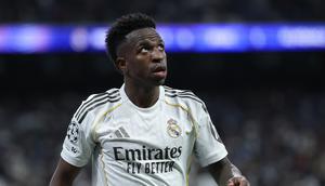 Penyerang Real Madrid, Vinicius Junior, bereaksi saat pertandingan fase liga Liga Champions UEFA melawan AS Monaco di Stadion Santiago Bernabeu, Madrid, Rabu (21/1/2026) dini hari WIB. (Thomas Coex / AFP)