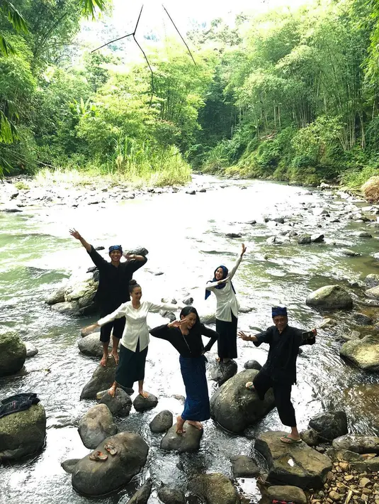 Laudya Cynthia Bella dan para pemain film lainnya terlihat berpose di sungai yang masih terlihat alami. "Cast of #ambuthemovie," tulisnya sebagai keterangan foto. (Foto: instagram.com/laudyacynthiabella)
