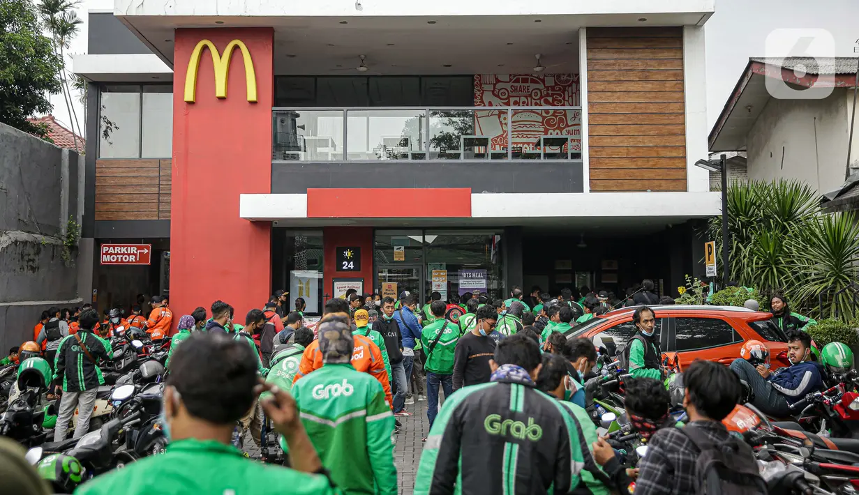Kerumunan pengemudi ojek online saat antre mengambil pesanan di gerai cepat saji McDonald's Raden Saleh, Jakarta, Rabu (9/6/2021). BTS Meal merupakan menu kolaborasi boyband asal Korea, BTS, dengan McDonald's yang hadir di 50 negara termasuk Indonesia. (Liputan6.com/Faizal Fanani)
