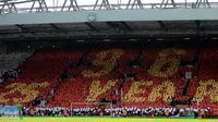 Fans Liverpool mengangkat pamflet untuk membentuk pesan yang mengingatkan peristiwa Hillsborough 25 tahun silam sesaat sebelum laga Liga Primer Inggris antara Liverpool kontra Manchester City di Stadion Anfield, Inggris (13/4/2014).(REUTERS/Nigel Roddis)