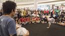 Seorang freestyler melakukan handstand pada acara  Indonesian Freestyle Football Championship 2015 di Mall Pluit Village, Jakarta, Sabtu (14/11/2015). (Bola.com/Vitalis Yogi Trisna)