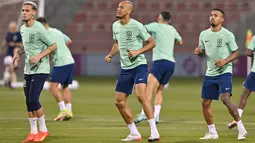 (Dari kiri) Pemain Brasil Antony, Fabinho dan Gabriel Jesus mengikuti sesi latihan jelang bersua Kamerun pada laga terakhir Grup G Piala Dunia 2022, di Stadion Al Arabi SC di Doha, Qatar, Kamis (1/12/2022). Brasil berambisi meraih hasil bagus demi mengamankan status juara grup. (NELSON ALMEIDA / AFP)