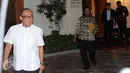 Mantan Ketua Umum Partai Golkar, Aburizal Bakrie (kiri) berjalan usai bertemu Presiden ke-3 RI, BJ Habibie di Jakarta, Selasa (14/6/2016). Pertemuan berlangsung tertutup membahas susunan Dewan Kehormatan Partai Golkar. (Liputan6.com/Helmi Fithriansyah)