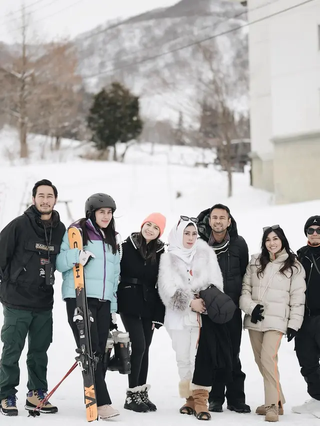 7 Potret Raffi Ahmad dan Keluarga Liburan di Hakuba, Seru Main Ice Skating