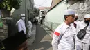 <p>Sejumlah orang dengan mengenaikan pakaian putih-putih terlihat di sekitar kediaman Muhammad Rizieq Shihab di Jalan Petamburan III, Jakarta, Rabu (20/7/2022). Mantan pimpinan Front Pembela Islam (FPI) Muhammad Rizieq Shihab dinyatakan bebas bersyarat dari Rutan Bareskrim Polri, pada hari ini. (Liputan6.com/Faizal Fanani)</p>