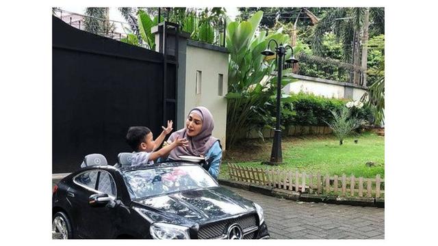Anak Artis Ini Punya Mobil Mainan Mahal dan Mewah