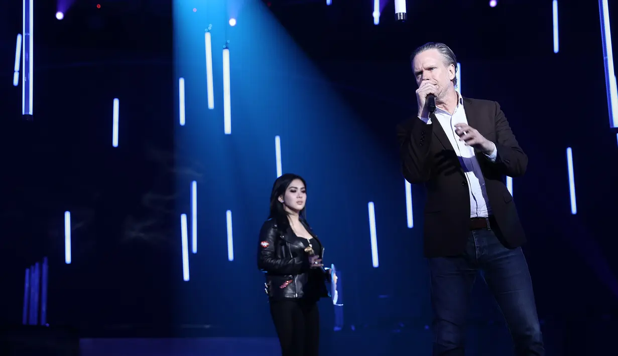 "Senang, karena keluarga besar Indosiar HUT ke-22, aku selalu jadi bagian juga. Spesial di tahun ini aku duet sama penyanyi International, Rick Price," ujar Syahrini. (Galih W. Satria/Bintang.com)