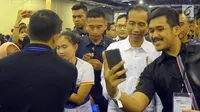 Peserta berswafoto dengan Presiden Joko Widodo saat acara bertajuk "Young On Top NationalConference (YOTCN), Jakarta, Sabtu (25/8). Kegiatan diharapkan dapat memberikan masukan bagi generasi muda dalam meniti masa depan. (Liputan6.com/Pool/Ist)