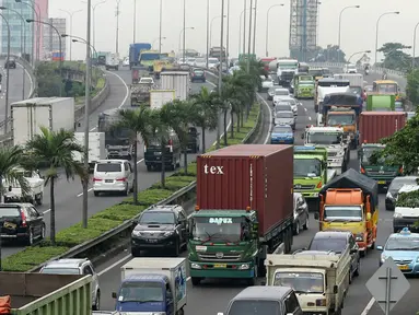 Sejumlah kendaraan melintas di tol lingkar luar, Pondok Pinang-TMII, TB Simatupang, Jakarta, Kamis (25/2). Pemprov DKI Jakarta mewacanakan akan mengubah proyek enam ruas jalan tol menjadi jalan arteri layang. (Liputan6.com/Yoppy Renato)