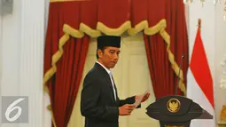 Presiden Jokowi usai memberikan keterangan pers mengenai kuota haji di Istana Merdeka, Rabu (11/1). Kuota Haji 2017 mendapatkan kenaikan sebesar 10.000, yang sebelumnya 211.000 kuota menjadi 221.000 kuota. (Liputan6.com/Angga Yuniar)