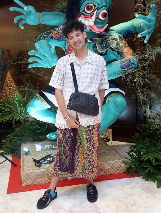 Tarra Budiman yang datang bersama beberapa temannya juga tampak menikmati karya seni anak bangsa. Tarra berpose dengan latar patung Ogoh-Ogoh karya Kemalezedine x Lano Art Project x Penawar Racun. [Foto: Bambang E Ros/Fimela.com]