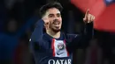 Selebrasi gelandang PSG, Vitinha setelah mencetak gol ke gawang Lens pada laga Liga Prancis 2022/2023 di Parc des Princes, Paris (15/4/2023). Vitinha baru semusim membela PSG setelah didatangkan dari FC Porto pada awal musim 2022/2023 dengan nilai transfer 41,5 juta euro atau setara Rp699 miliar. Terikat kontrak hingga 30 Juni 2027, hingga kini ia telah tampil dalam 48 laga dengan torehan 2 gol dan 4 assist. (AFP/Franck Fife)