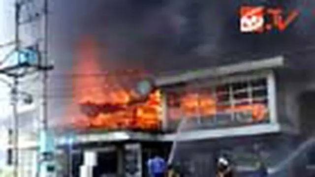 Ancaman bahaya kebakaran masih terus terjadi. Di sejumlah kota, kebakaran besar telah melumatkan harta benda, menghancurkan tempat usaha, dan menelan korban jiwa.