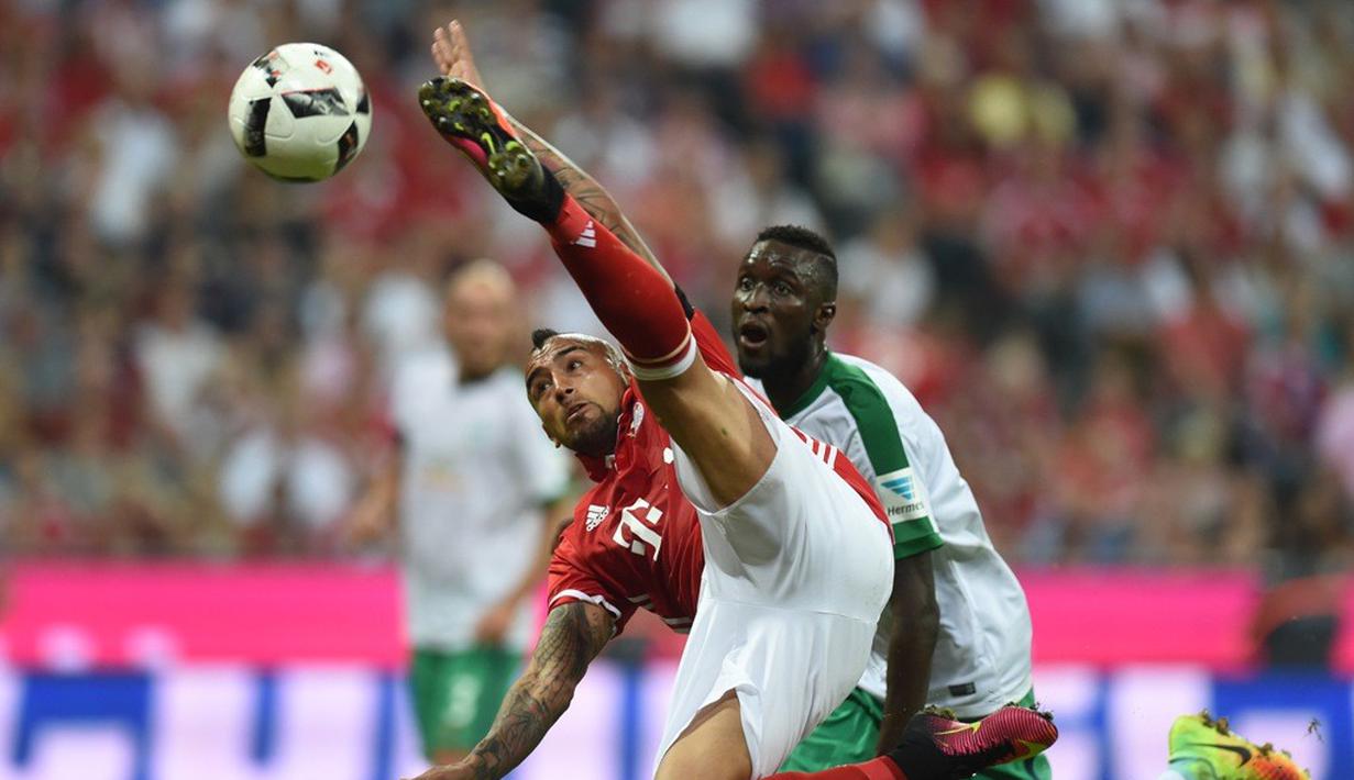Pemain Bayern Munchen, Arturo Vidal, membuang bola dari kejaran pemain Werder Bremen dalam laga Bundesliga di Allianz Arena, Munchen, Sabtu (27/8/2016) dini hari WIB. (AFP/Christof Stache)