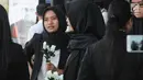 Sejumlah wanita membawa bunga mawar menyambut kedatangan penyidik senior KPK, Novel Baswedan saat masuk kerja kembali di gedung KPK, Jakarta, Jumat (27/7). Hingga sekarang penyiram air keras  Novel belum di tangkap. (Merdeka.com/Dwi Narwoko)