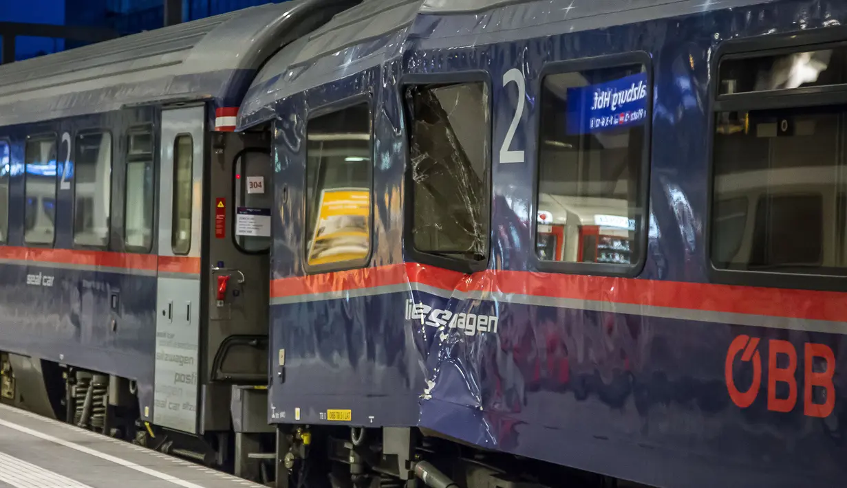 Kondisi gerbong kereta yang rusak usai mengalami tabrakan di stasiun kereta api utama di Salzburg, Austria (20/4). Sedikitnya 40 orang mengalami luka-luka dalam insiden ini.  (FMT/Wolfgang Moser/APA/AFP)