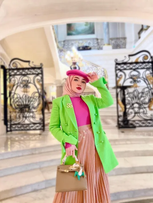 Punya latarbelakang pengusaha fashion, tak heran penampilan Shella Saukia selalu menjadi inspirasi para penggemarnya. Ia kerap memadukan warna gamis yang ngejreng. (Liputan6.com/IG/@shellasaukiaofficial).