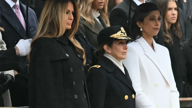 Melania Trump Kembali Pakai Mantel Keluaran Rumah Mode Eropa Saat Beri Penghormatan untuk Pahlawan Amerika