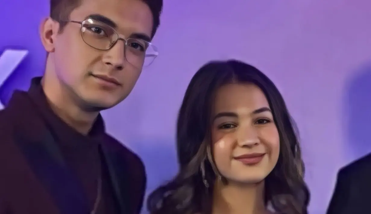 Bahkan saat gelaran HUT SCTV ke-32 pada Agustus lalu, Sandrinna dan Junior tampak mesra layaknya pasangan kekasih. Saat berfoto bersama, aktris dan aktor muda itu tampak begitu serasi. (Liputan6.com/IG/@junior.sandrinna)