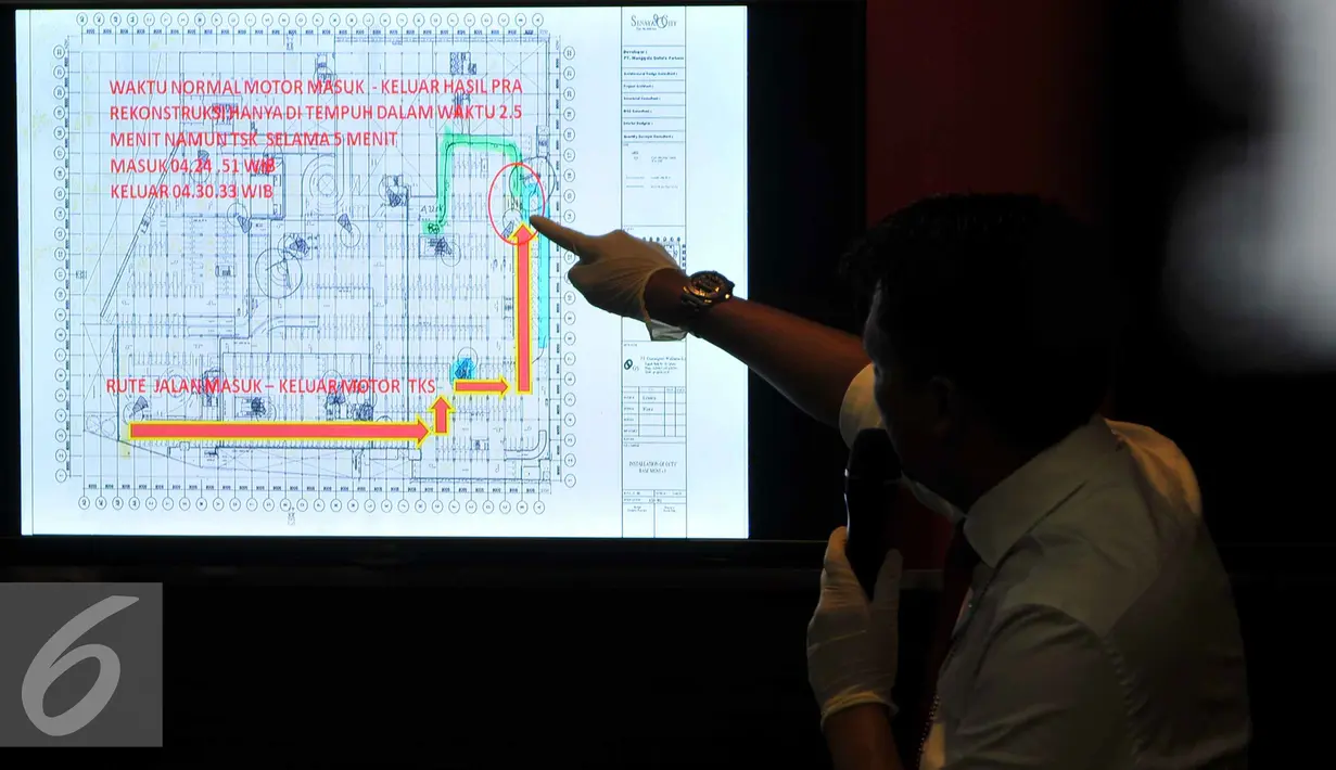 Kepolisian menunjukan peta lokasi pembunuhan yang terjadi Mall Senayan parkir B1 di Polda Metro Jaya, Jakarta (28/9/2015). Pelaku membawa uang sebesar 2.300.000 dan BB jenis Curve (8520). (Liputan6.com/Gempur M Surya)