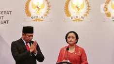 Ketua MPR RI Bambang Soesatyo memberi salam di sebelah Ketua DPR RI Puan Maharani saat memberikan keterangan kepada awak media seusai Pidato Kenegaraan Presiden di Gedung Nusantara, Jakarta, Selasa (16/8/2022). Pidato Presiden Jokowi tersebut disampaikan dalam Sidang Tahunan MPR RI, Sidang Bersama DPR RI dan DPD RI, serta Sidang Paripurna DPR RI tentang Rancangan Anggaran Pendapatan dan Belanja Negara (RAPBN) Tahun 2023. (Liputan6.com/Angga Yuniar)