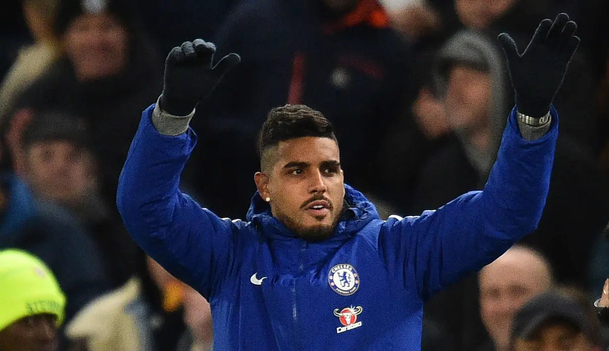 Bek baru Chelsea, Emerson Palmieri menyapa fans saat perkenalan dirinya di Stamford Bridge di London (31/1). Emerson dibeli Chelsea dari AS Roma seharga 17 juta pound sterling. (AFP Photo/Glyn Kirk)
