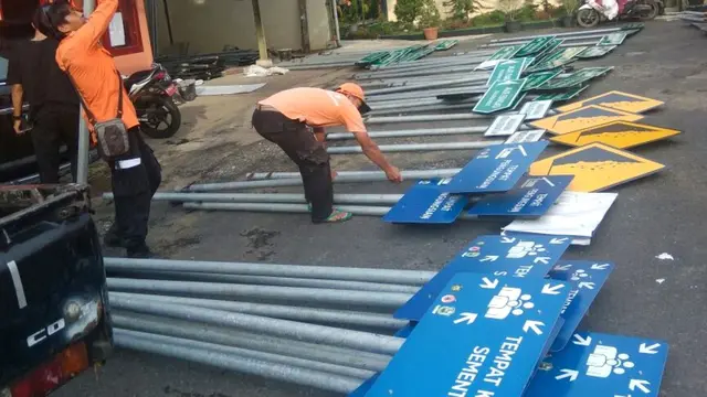 Ratusan papan peringatan dan rambu jalur evakuasi dipasang di daerah rawan longsor dan gas beracun di Banjarnegara, Jawa Tengah. (Foto: Liputan6.com/Muhamad Ridlo)