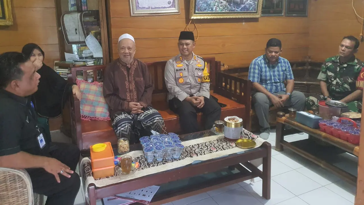 Kapolres Rohul AKBP Budi Setiyono bersilaturahmi dengan pengasuh pondok pesantren mengajak menjaga situasi Pilkada usai pemungutan suara tetap kondusif.